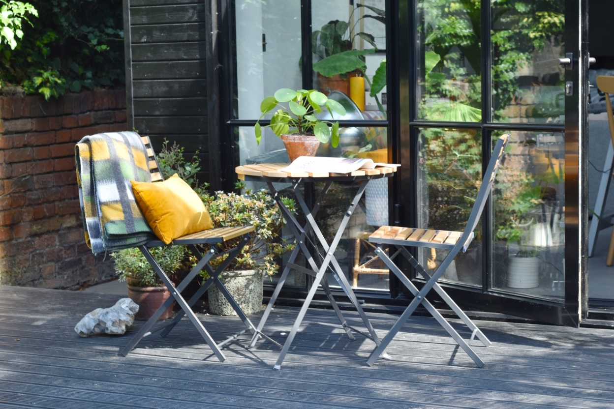 Naples table and chairs